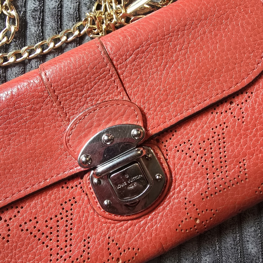 Louis Vuitton Mahina Amelia Wallet with an added chain - Picture 2 of 8